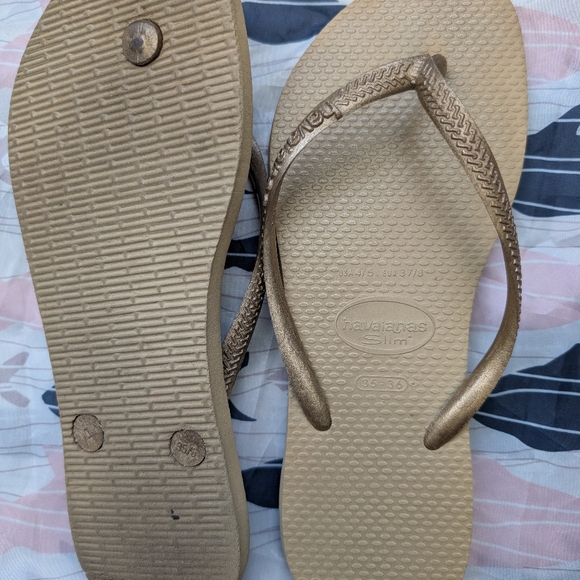 Havaianas Flip Flops Bundle - Farm Rio Green/Pink, Classic Black, Slim Gold - Picture 3 of 4